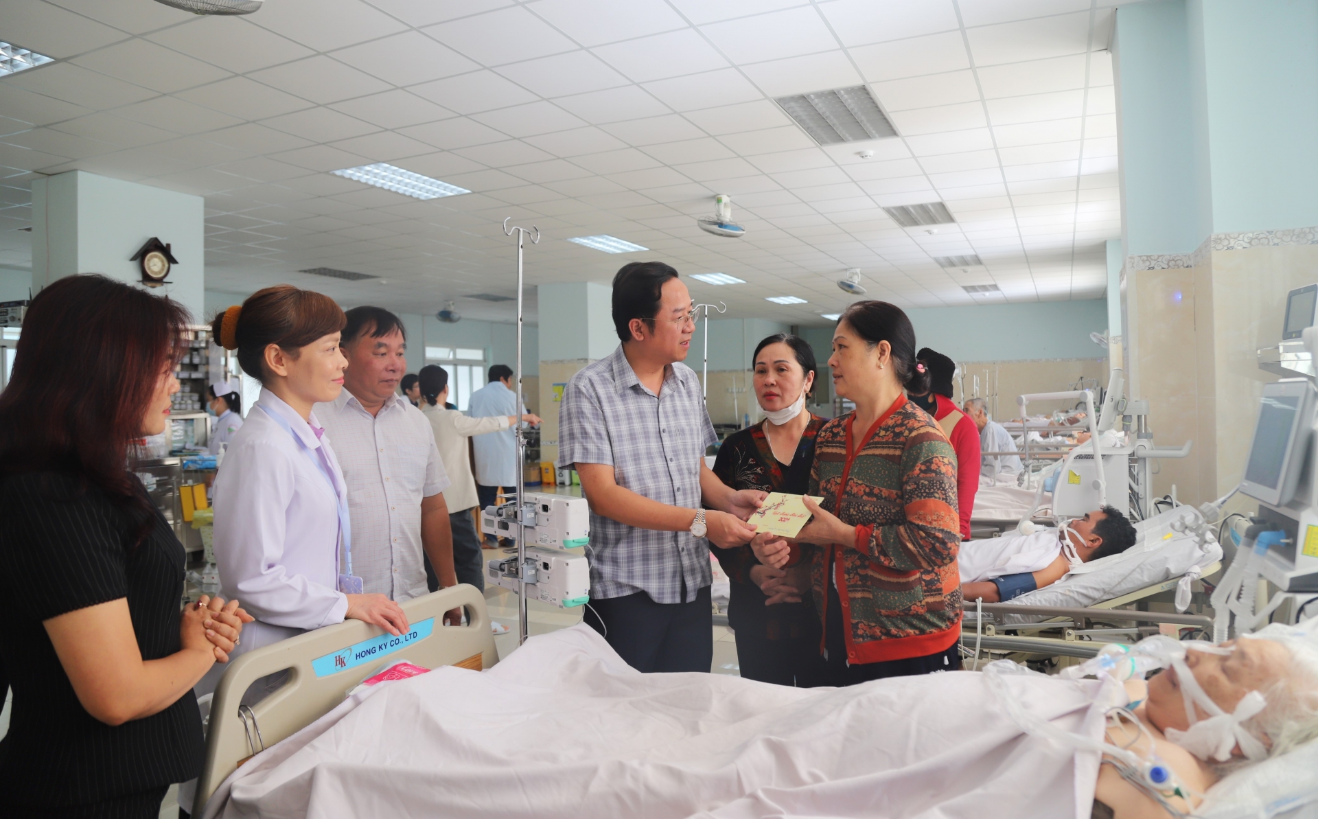 Đồng chí Tôn Thiện Đồng - Ủy viên Ban Thường vụ Tỉnh ủy, Bí thư Thành ủy Bảo Lộc tới thăm và trao tặng quà Tết cho bệnh nhân có hoàn cảnh khó khăn đang điều trị tại Bệnh viện II Lâm Đồng