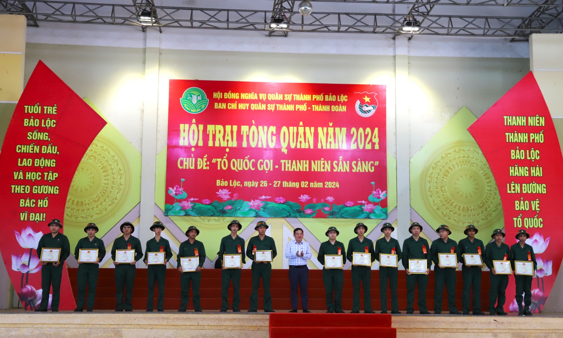 Chủ tịch UBND TP Bảo Lộc Nguyễn Văn Phương trao khen thưởng cho các thanh niên