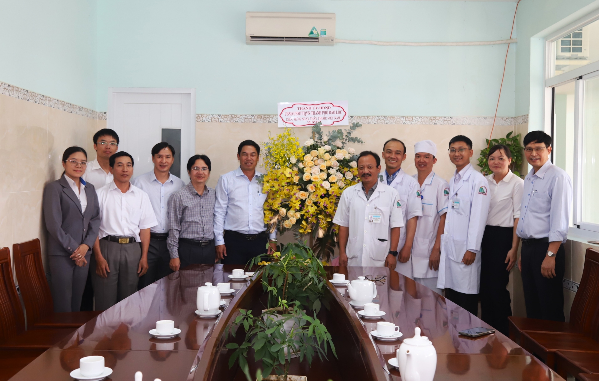 Đồng chí Nghiêm Xuân Đức - Phó Bí thư Thường trực Thành ủy, Chủ tịch HĐND TP Bảo Lộc tới thăm, chúc mừng Bệnh viện II Lâm Đồng