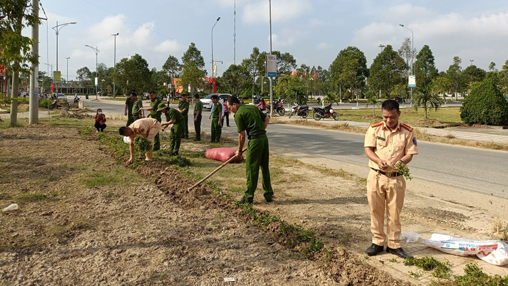 Cán bộ, chiến sĩ Công an huyện Cát Tiên tham gia trồng cây xanh, dọn dẹp vệ sinh trên địa bàn