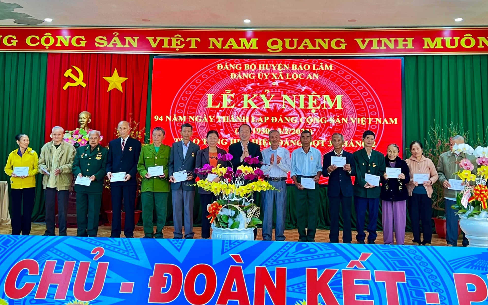 Bí thư Huyện ủy Bảo Lâm Nguyễn Viết Vân trao tặng quà tết cho các đảng viên từ 50 năm tuổi Đảng trở lên