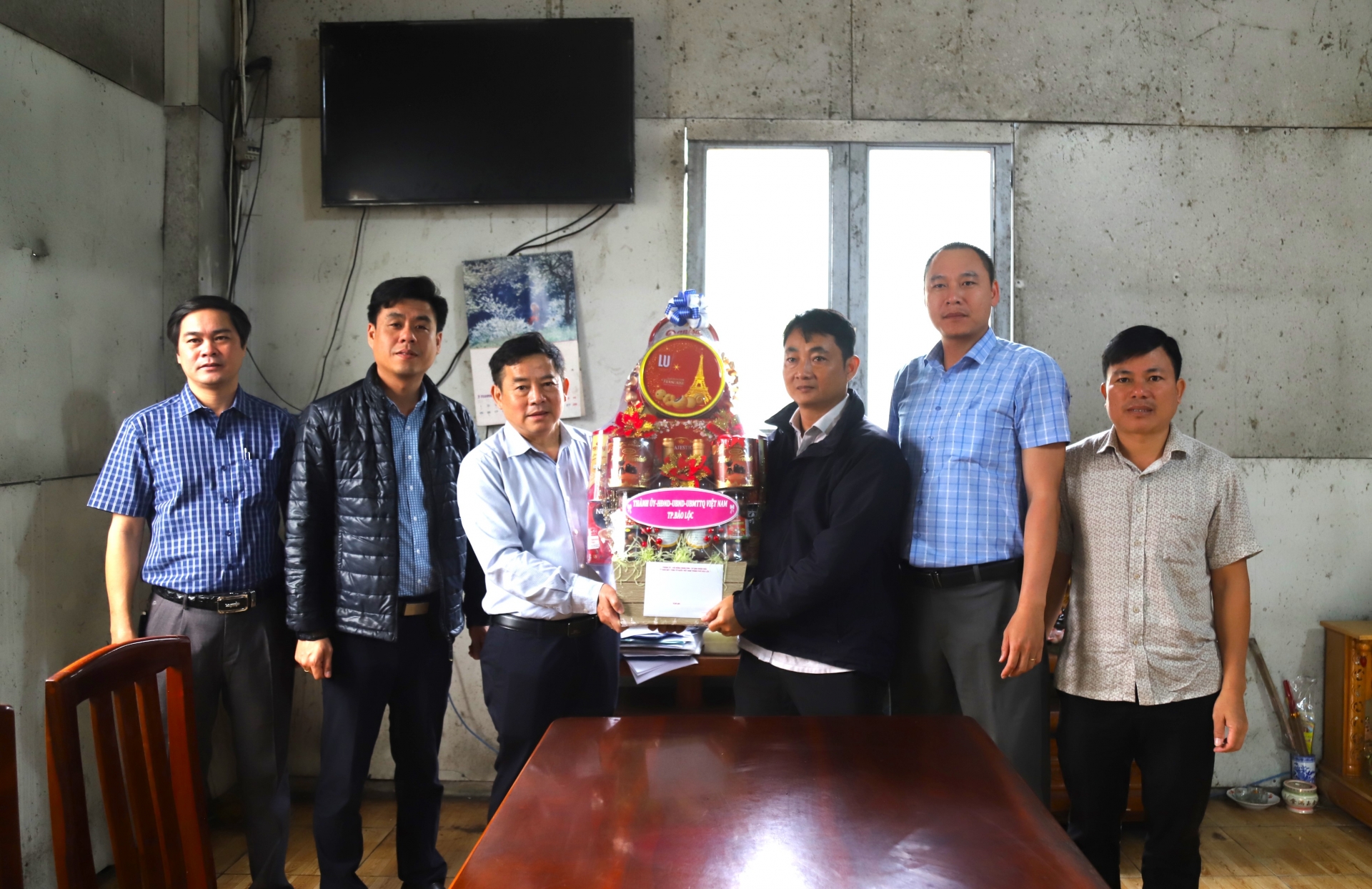 Đồng chí Nguyễn Văn Phương - Chủ tịch UBND TP Bảo Lộc tặng quà, chúc Tết tập thể cán bộ, người lao động tại Nhà máy xử lý rác