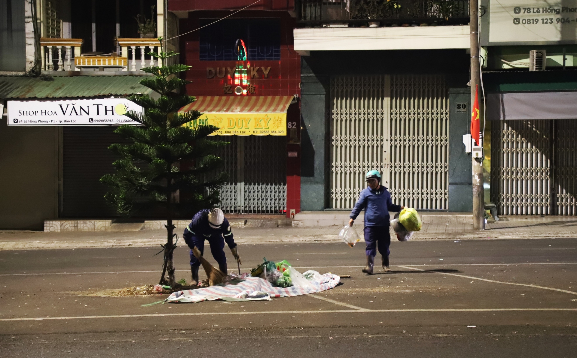 Mỗi công nhân vệ sinh môi trường là một con ong cần mẫn cùng chung tay làm đẹp môi trường trong đêm Giao thừa