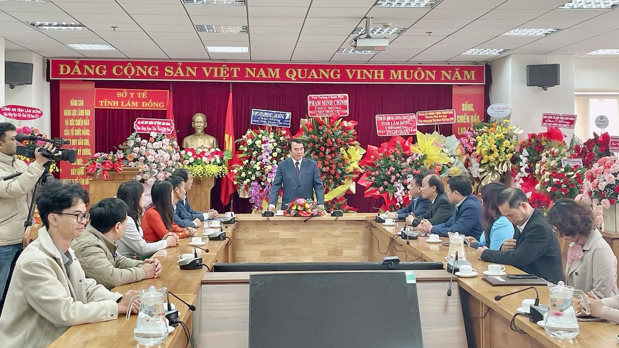 Đồng chí Phạm S - Phó Chủ tịch UBND tỉnh Lâm Đồng chúc mừng đội ngũ công tác trong ngành Y tế