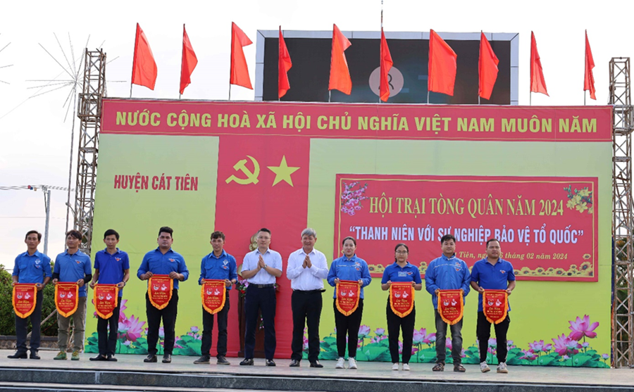 Lãnh đạo huyện Cát Tiên tặng cờ lưu niệm cho các đơn vị tham gia hội trại. 