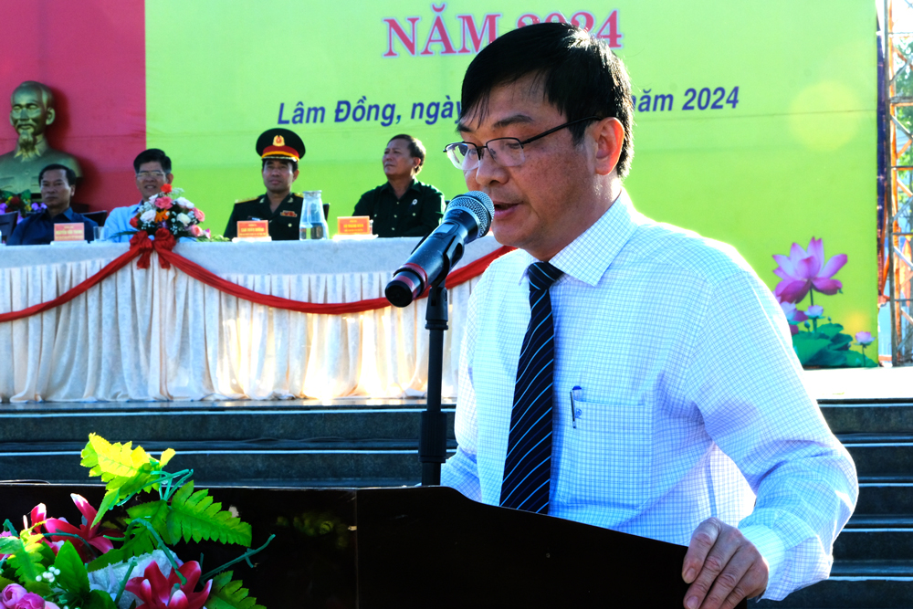 Đồng chí Nguyễn Hoàng Phúc – Chủ tịch UBND huyện phát biểu, động viên tân bịnh trước giờ lên đường nhập ngũ