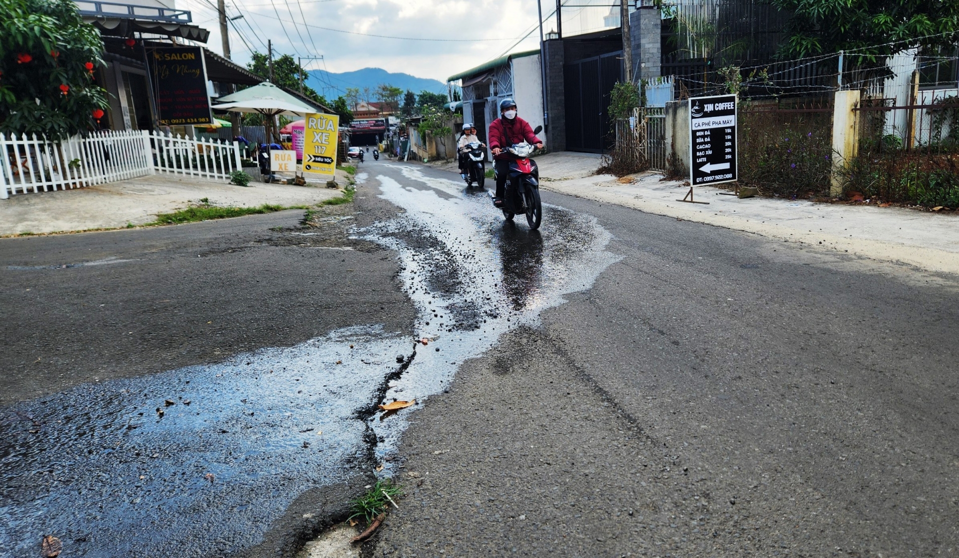 Bảo Lộc: Cống dẫn nước thải bị tắc bốc mùi hôi thối, hàng chục hộ dân chịu trận