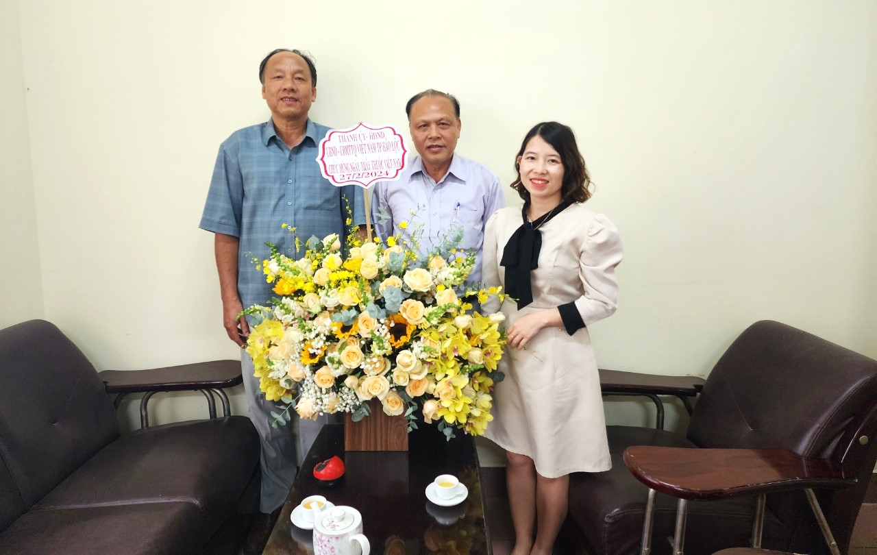 Phó Chủ tịch UBND TP Bảo Lộc Phan Văn Cương đến thăm, tặng hoa chúc mừng Trung tâm Y tế và Phòng Y tế thành phố