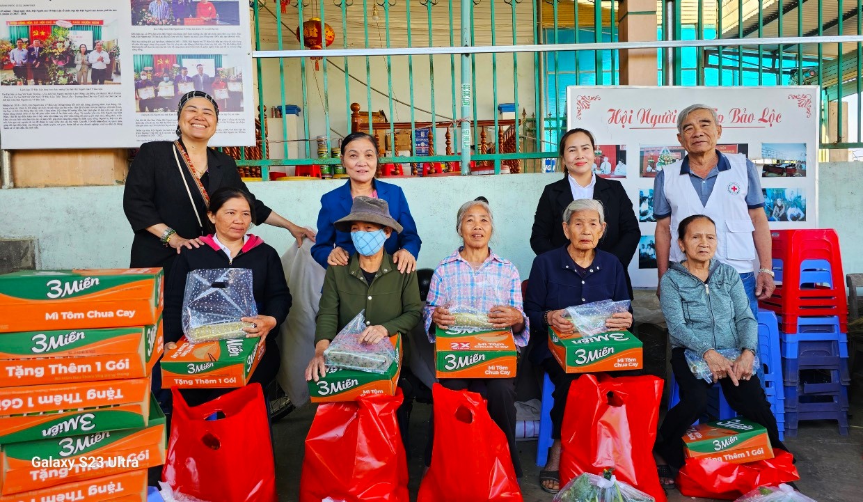 Các nhà hảo tâm trao tặng quà tết cho người yếu thế trên địa bàn TP Bảo Lộc