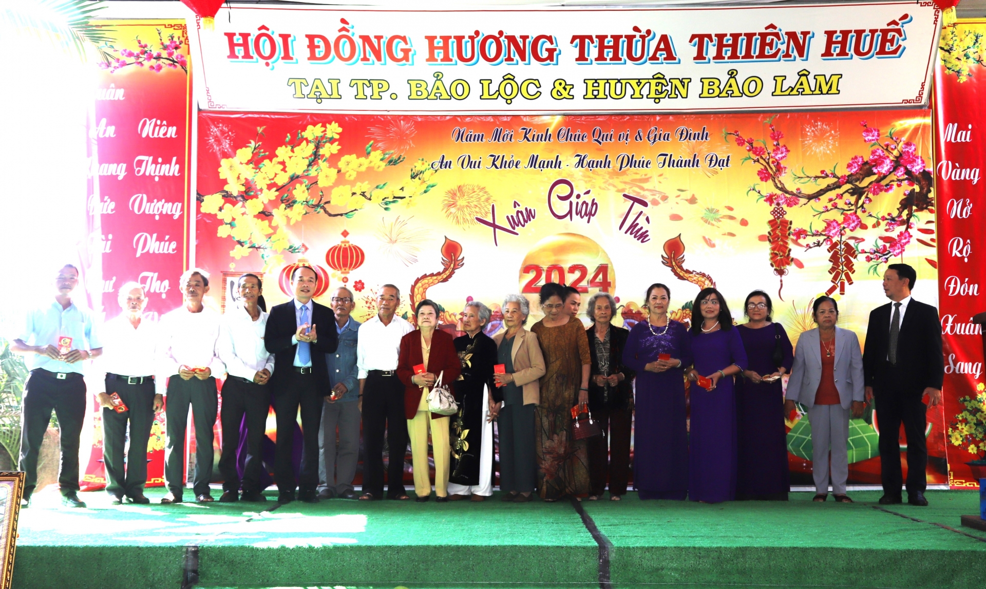 Lãnh đạo tỉnh Thừa Thiên Huế trao quà mừng thọ cho các cụ cao tuổi tại buổi gặp mặt