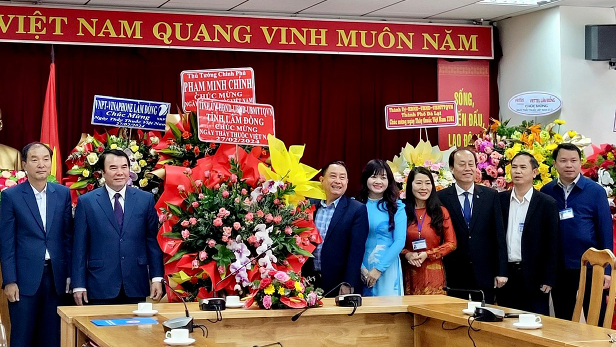 Lãnh đạo tỉnh Lâm Đồng tặng hoa chúc mừng Sở Y tế nhân Ngày Thầy thuốc Việt Nam