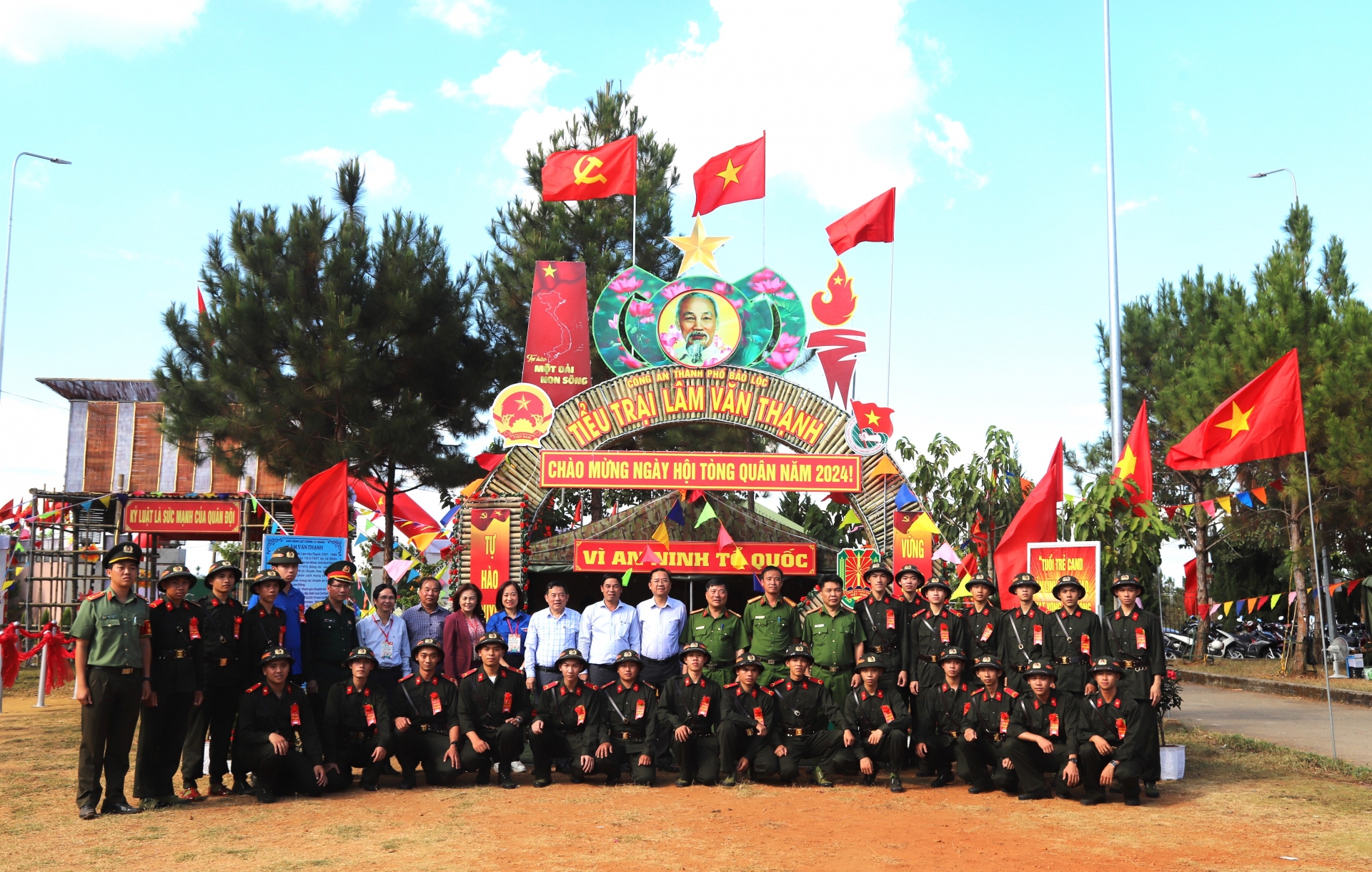 Các đồng chí lãnh đạo TP Bảo Lộc chụp hình lưu niệm tại Hội trại tòng quân cùng các tân binh