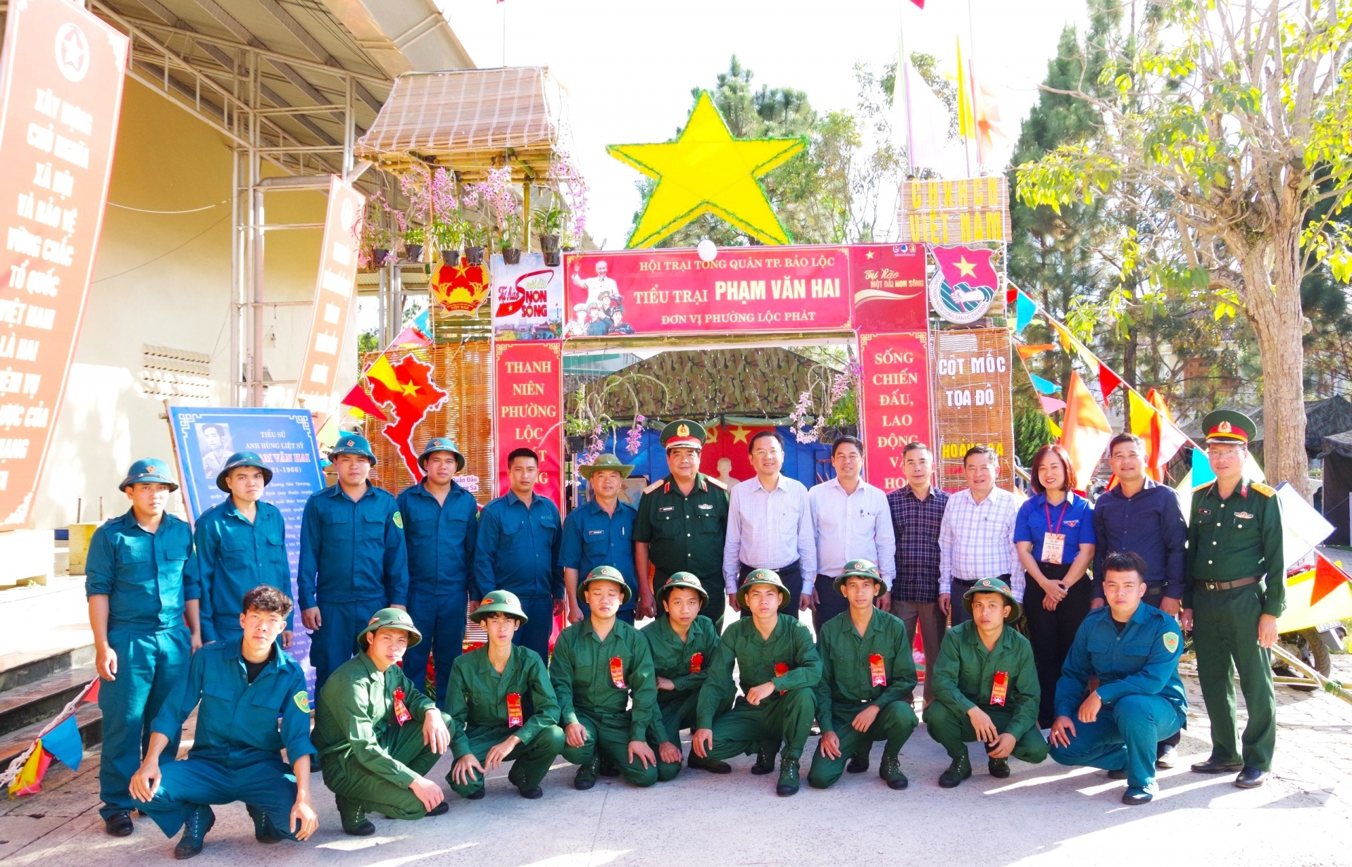 Thiếu tướng Nguyễn Văn Hoàng - Phó Tham mưu trưởng Bộ tư lệnh Quân khu 7 cùng các đồng chí lãnh đạo TP Bảo Lộc kiểm tra Hội trại tòng quân và chụp hình lưu niệm cùng các tân binh