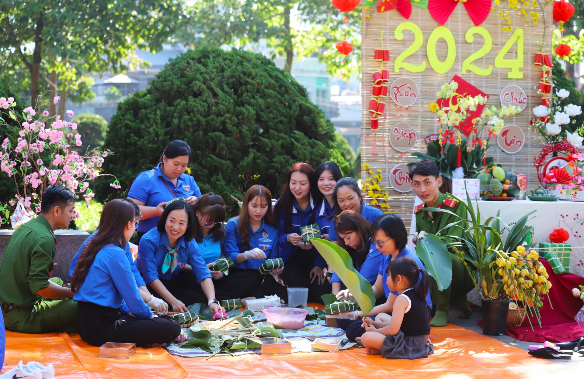 Đoàn viên, thanh niên TP Bảo Lộc tham gia gói bánh chưng làm quà tết tặng hoàn cảnh khó khăn tại ngày hội