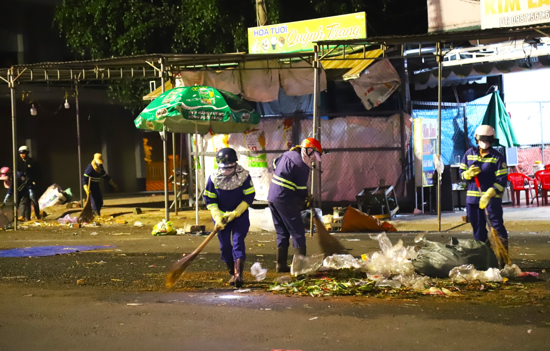 Dưới ánh đèn điện đêm giao thừa, các công nhân cần mẫn thu gom rác trên đường Nguyễn Công Trứ (Phường 1)