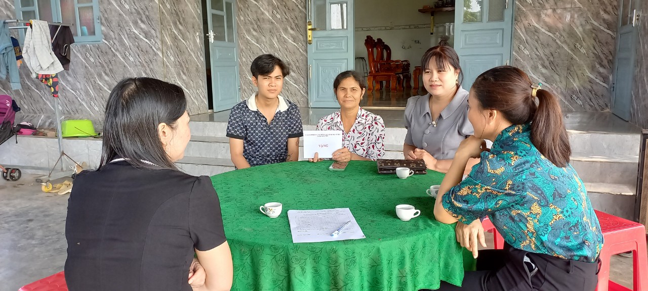 Hội Liên hiệp Phụ nữ huyện Cát Tiên thăm hỏi, tặng quà và động viên tinh thần các tân binh và gia đình. 