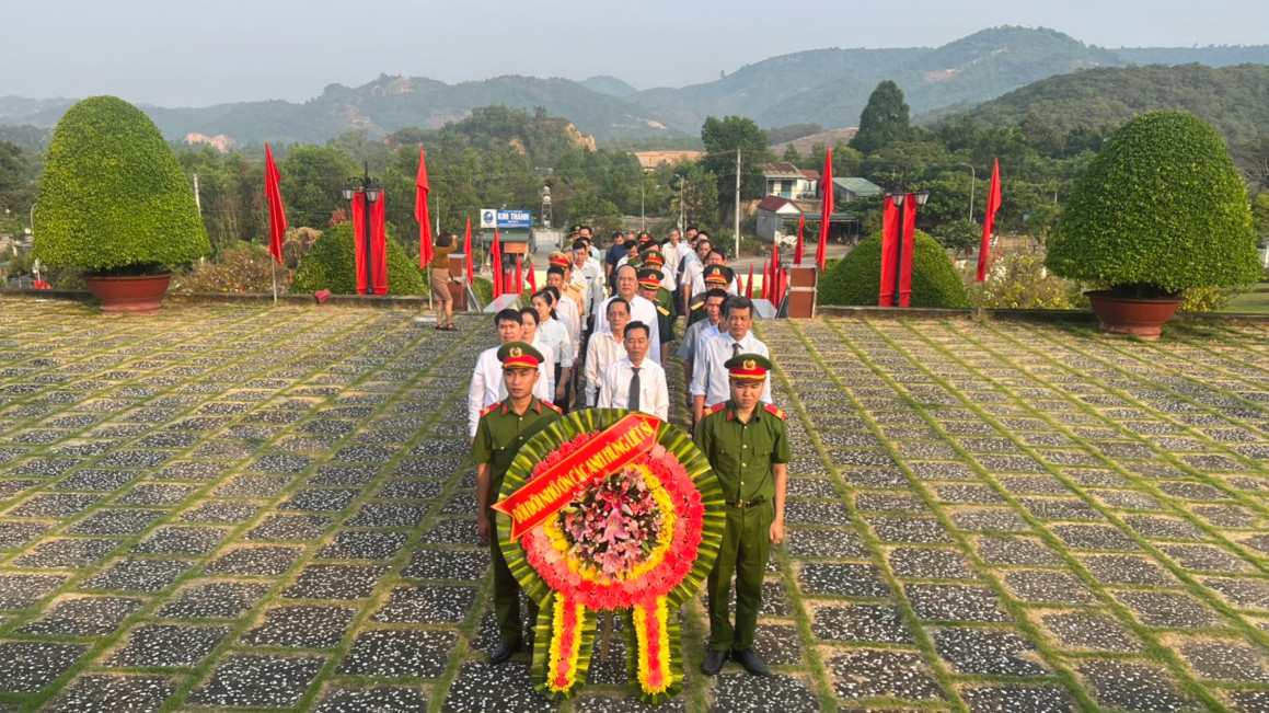 Lãnh đạo huyện Đạ Huoai viếng Đài tưởng niệm liệt sĩ
