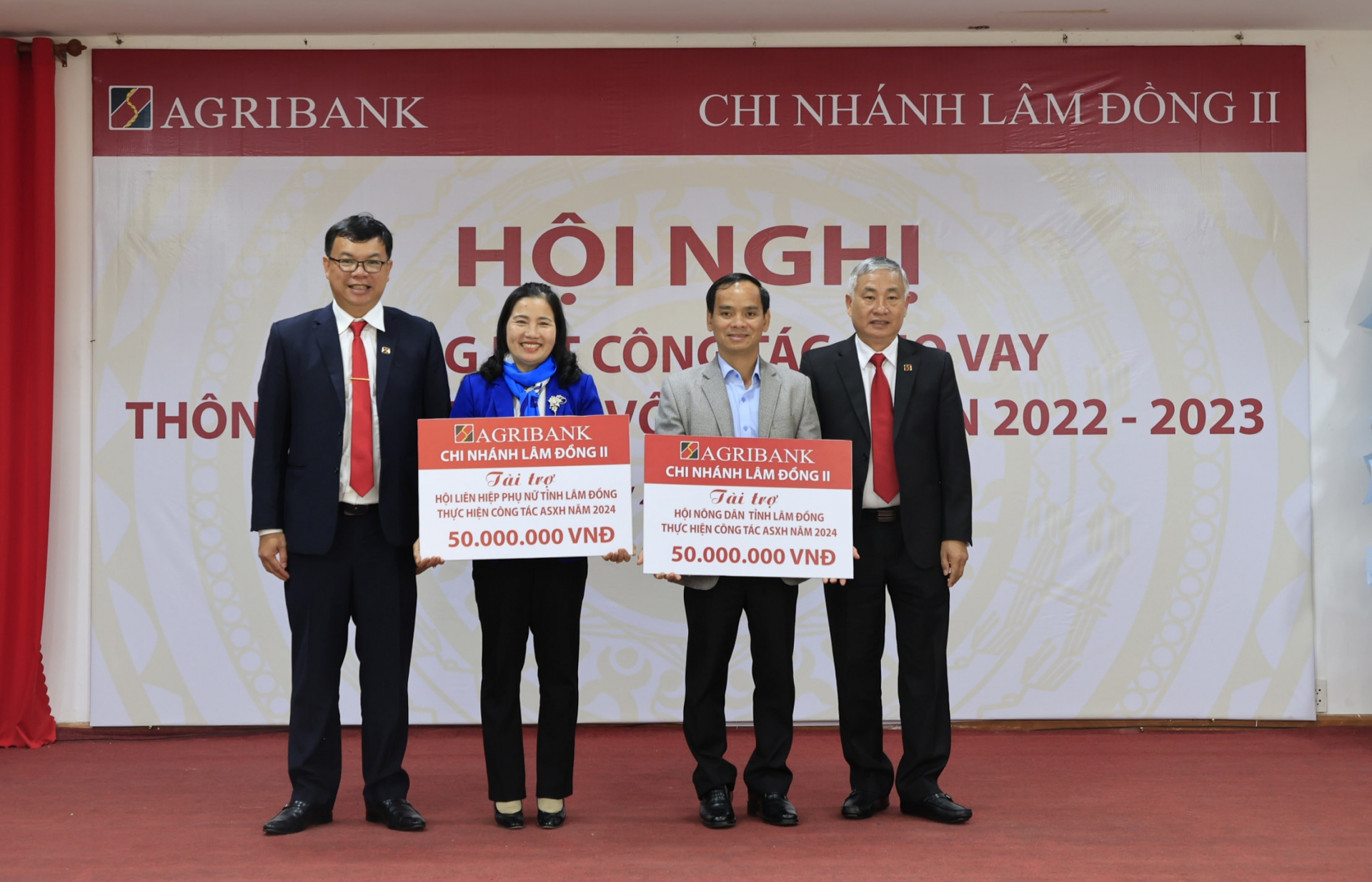 Ông Nguyễn Thái Liêm và ông Lê Văn Chiến (bìa phải) - Phó Giám đốc Agribank II, trao biểu trưng tài trợ cho hội viên 2 Hội
