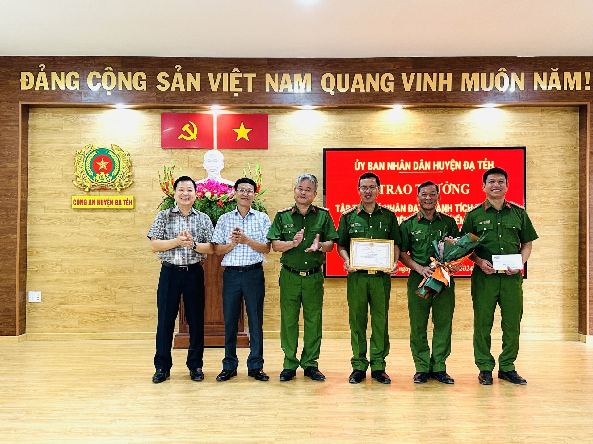 Lãnh đạo Huyện ủy, UBND huyện Đạ Tẻh trao giấy khen và tiền thưởng cho tập thể Công an huyện