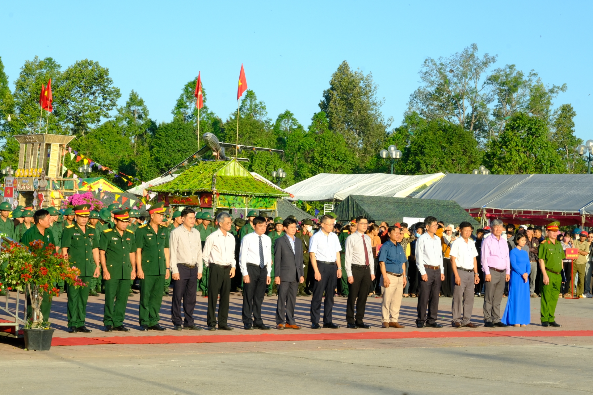 Đại biểu tham dự lễ giao, nhận quân huyện Cát Tiên năm 2024