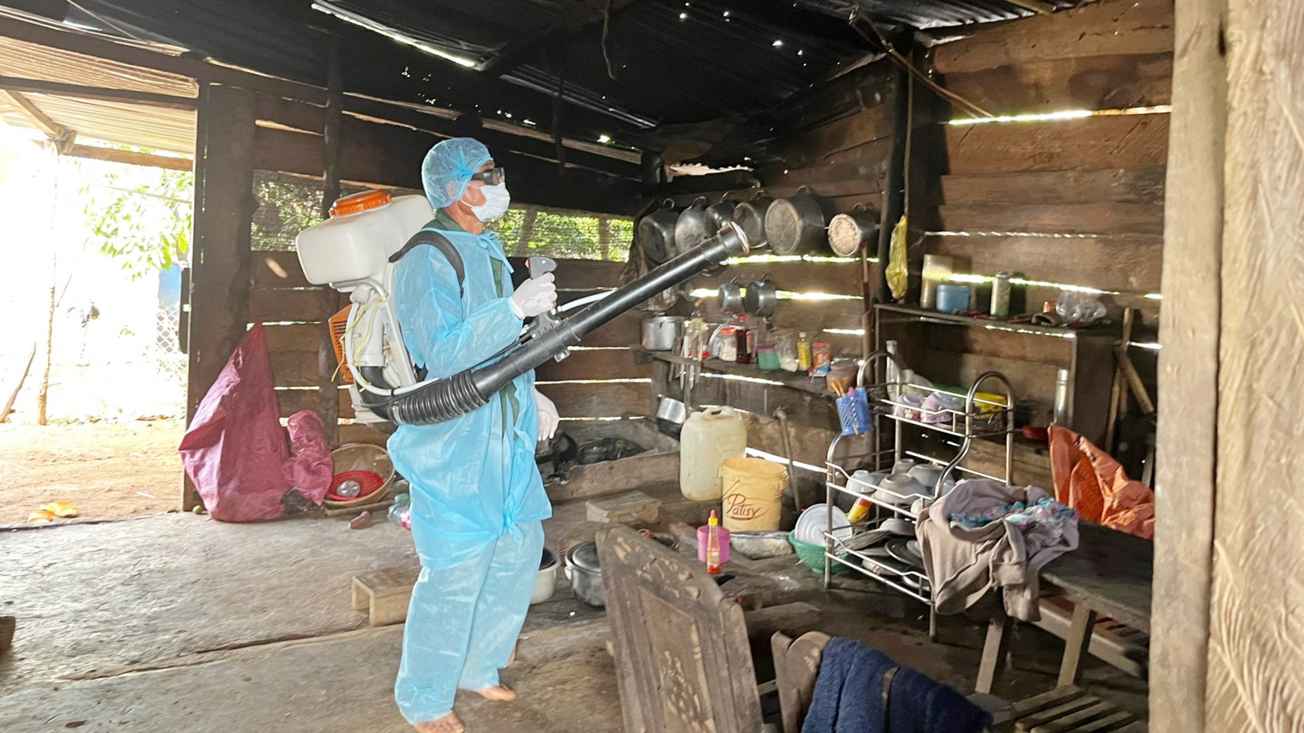Cán bộ y tế huyện Di Linh tiến hành phun, xịt ở các ổ dịch sốt xuất huyết năm 2023