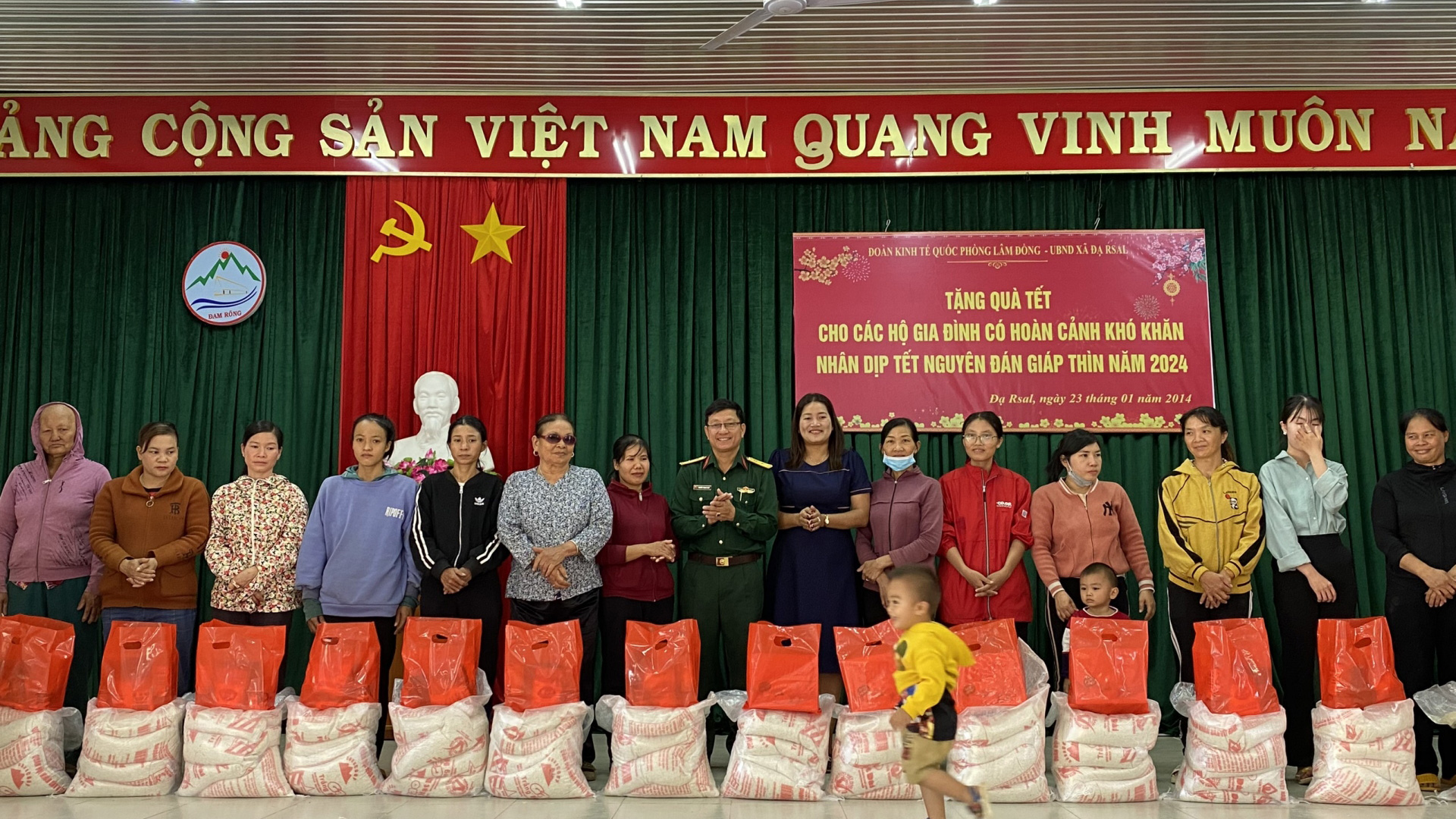 Tặng quà Tết cho các gia đình chính sách, người có công với cách mạng trên địa bàn xã Đạ Rsal (huyện Đam Rông)