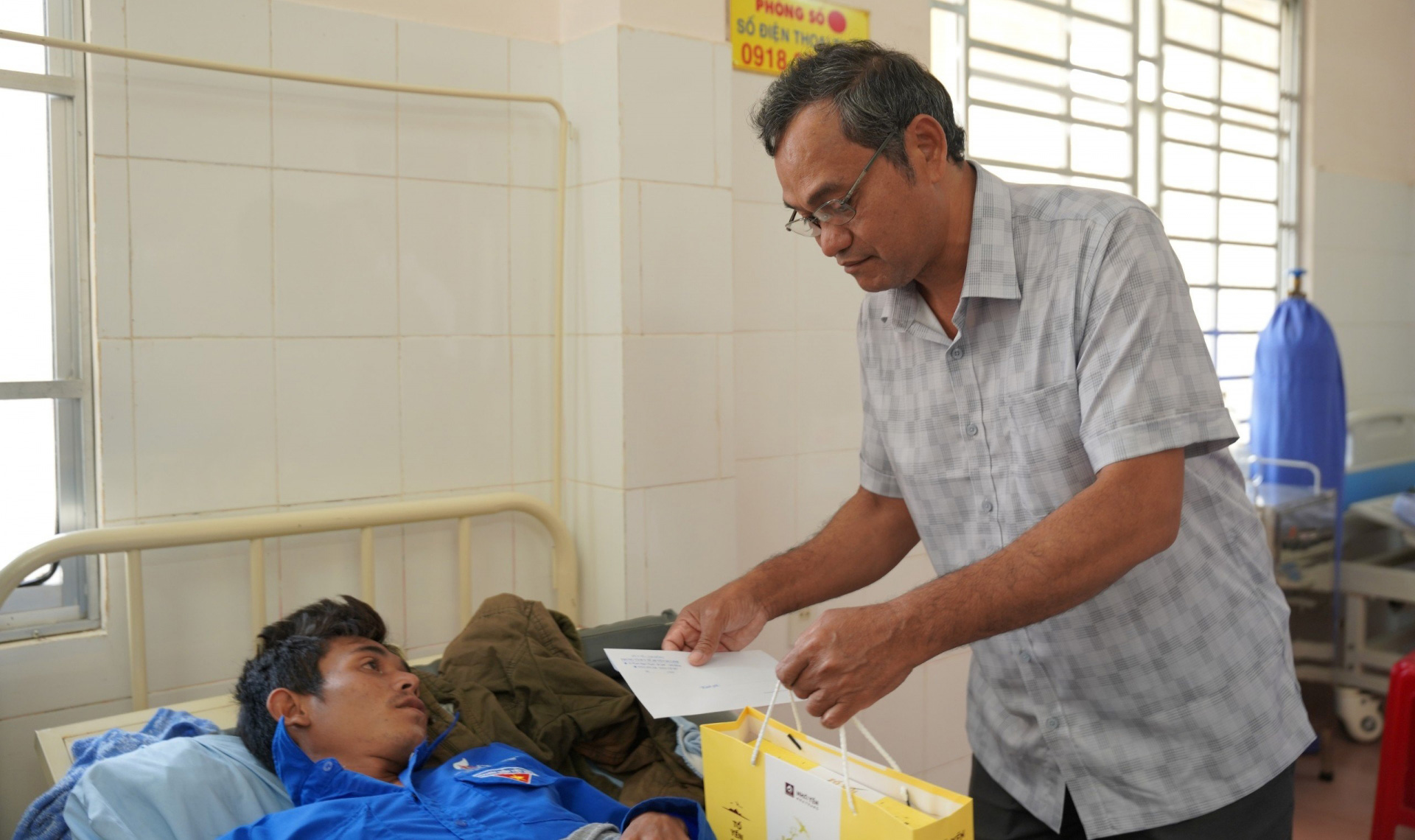 Di Linh: Tặng quà tết cho các bệnh nhân đang điều trị tại Trung tâm Y tế