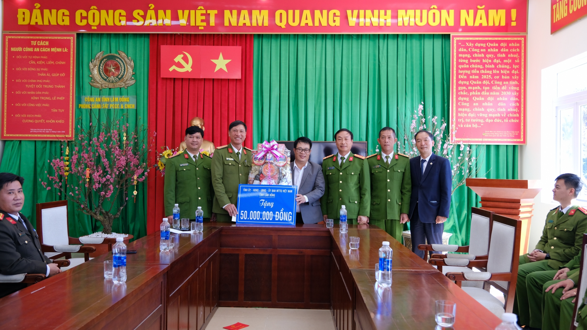 Phó Chủ tịch UBND tỉnh Lâm Đồng Nguyễn Ngọc Phúc thăm, chúc Tết lực lượng cảnh sát