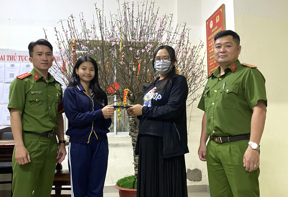 Nữ Sinh QUỳnh Thư trao trả điẹn thoại cho chủ nhân dưới sự chứng kiến của cán bộ công an phường 6.