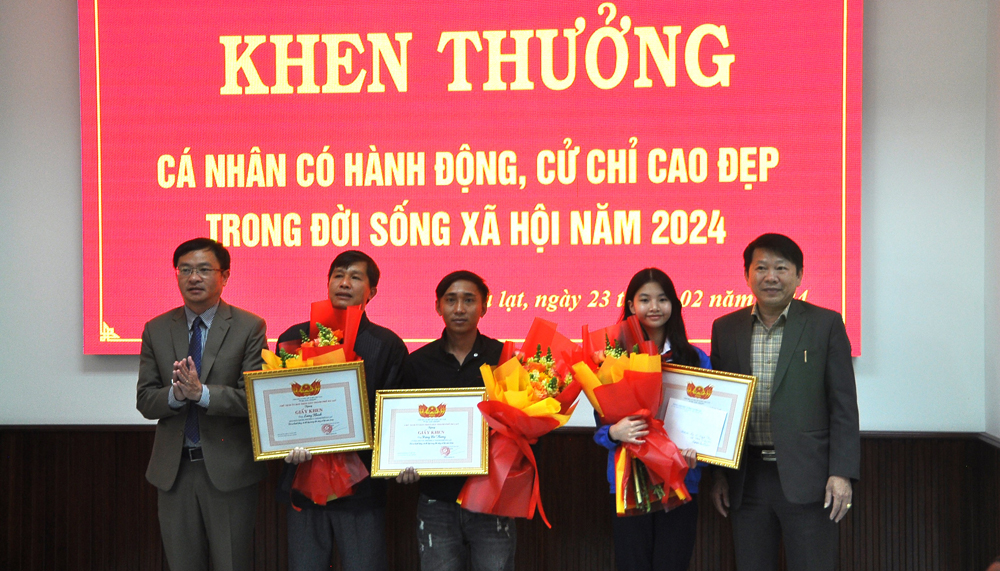 Ông Đặng Quang Tú - Phó Bí thư Thành ủy, Chủ tịch UBND thành phố Đà Lạt (bìa trái) tặng Giấy khen và hoa cho các cá nhân có nghĩa cử cao đẹp 