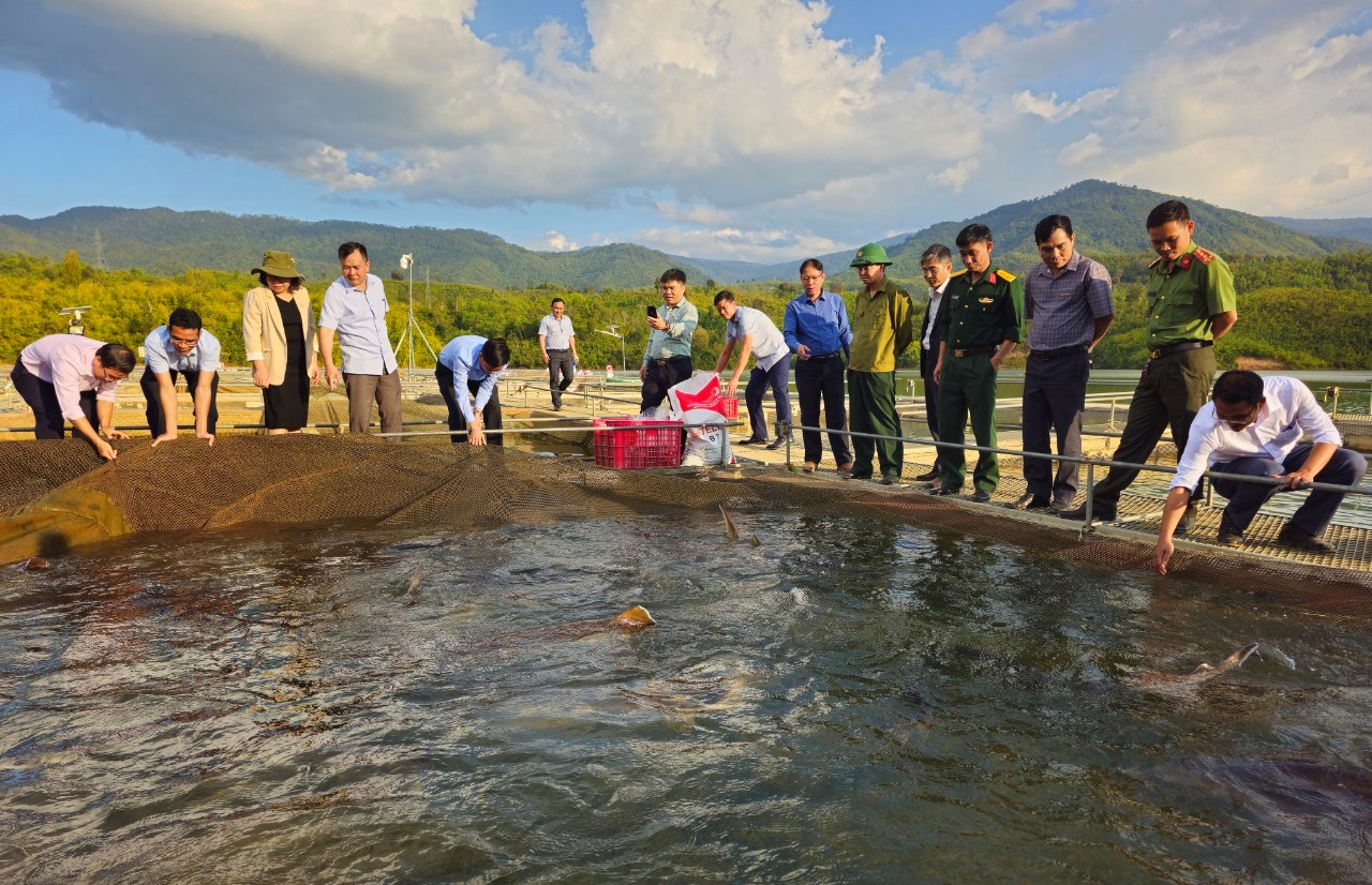 Đồng chí Nguyễn Văn Lộc – Bí thư Huyện ủy, Chủ tịch HĐND huyện thăm Mô hình nuôi cá tầm tại xã Đạ Tông 