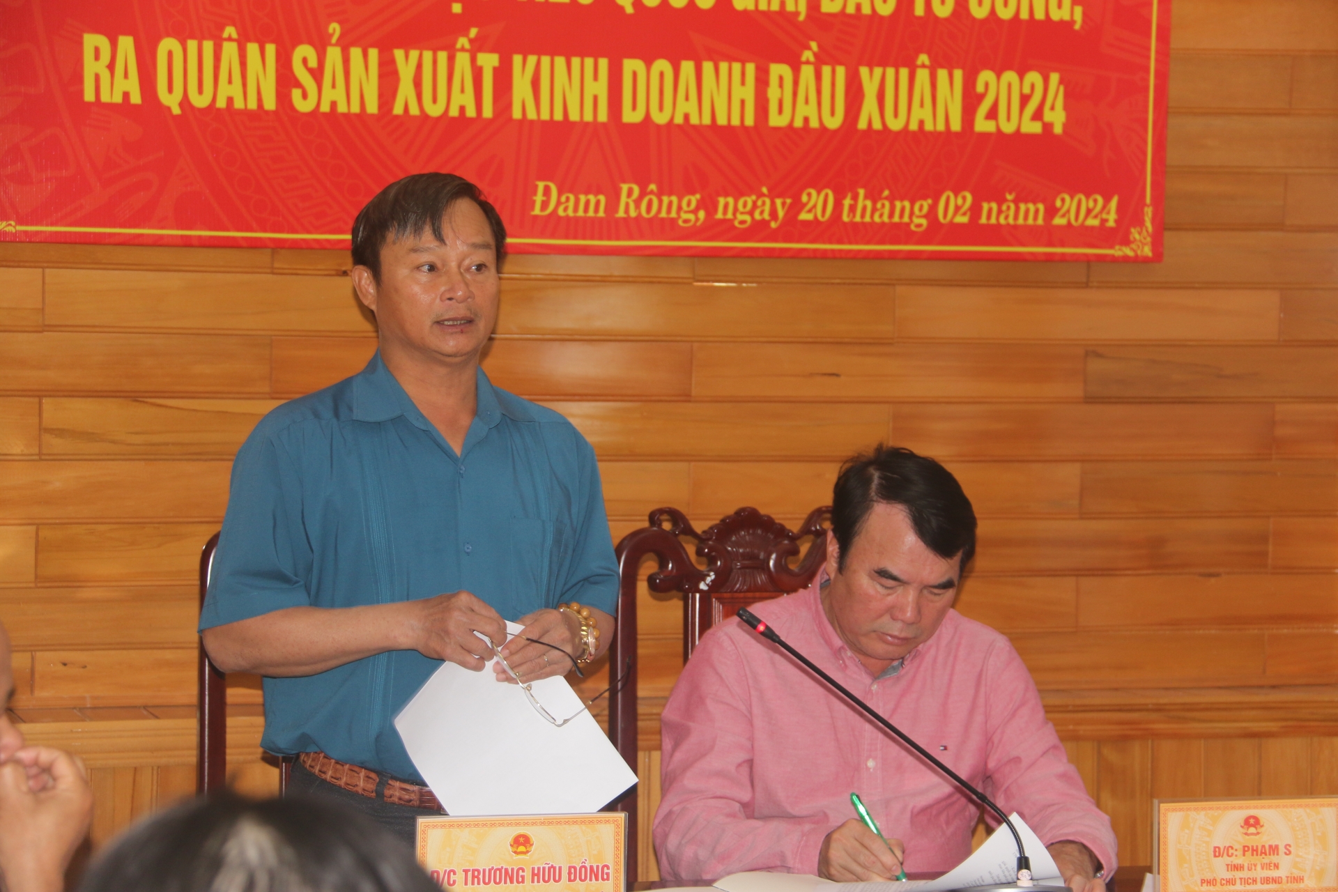 Đồng chí Trương Hữu Đồng – Chủ tịch UBND huyện báo cáo tại buổi làm việc

