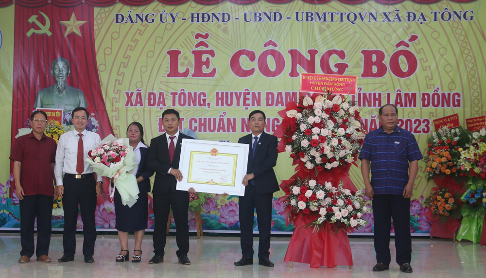 Đồng chí Nguyễn Văn Lộc – Bí thư Huyện ủy, Chủ tịch HĐND huyện tặng hoa chúc mừng và trao Bằng công nhận cho xã Đạ Tông
