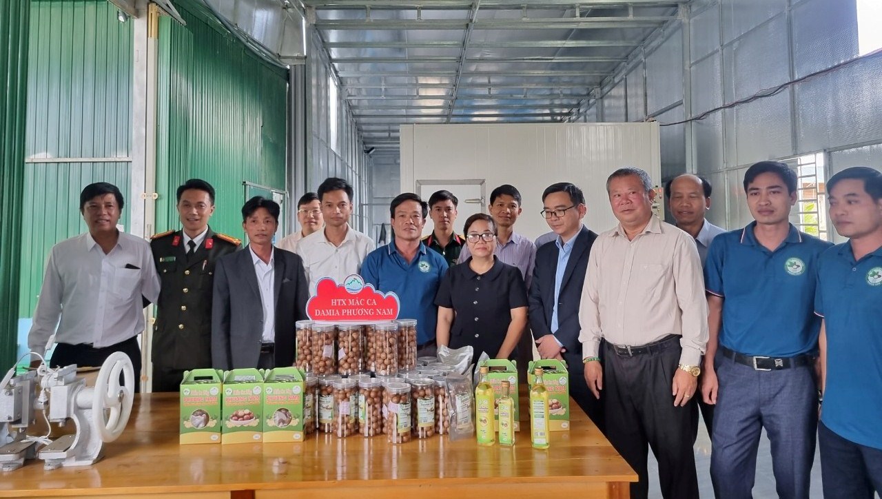 Đồng chí Đa Cát K’Hương – Phó Bí thư Thường trực Huyện ủy cùng Đoàn thăm các mô hình sản xuất nông nghiệp tại xã Phi Liêng và Đạ K’Nàng  