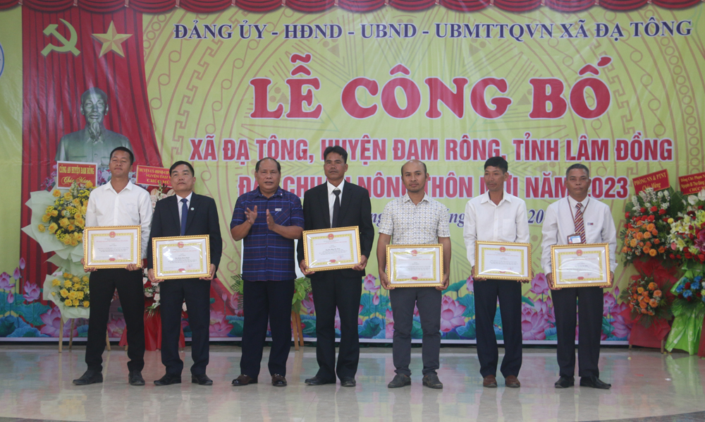 Đồng chí Liêng Hót Ha Hai – Phó Chủ tịch UBND huyện Đam Rông trao giấy khen cho tập thể và cá nhân xuất sắc