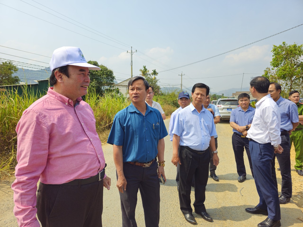 Đồng chí Phạm S – Phó Chủ tịch UBND tỉnh cùng đoàn đi kiểm tra tuyến đường liên xã Đạ Rsal – Đạ M’rông
