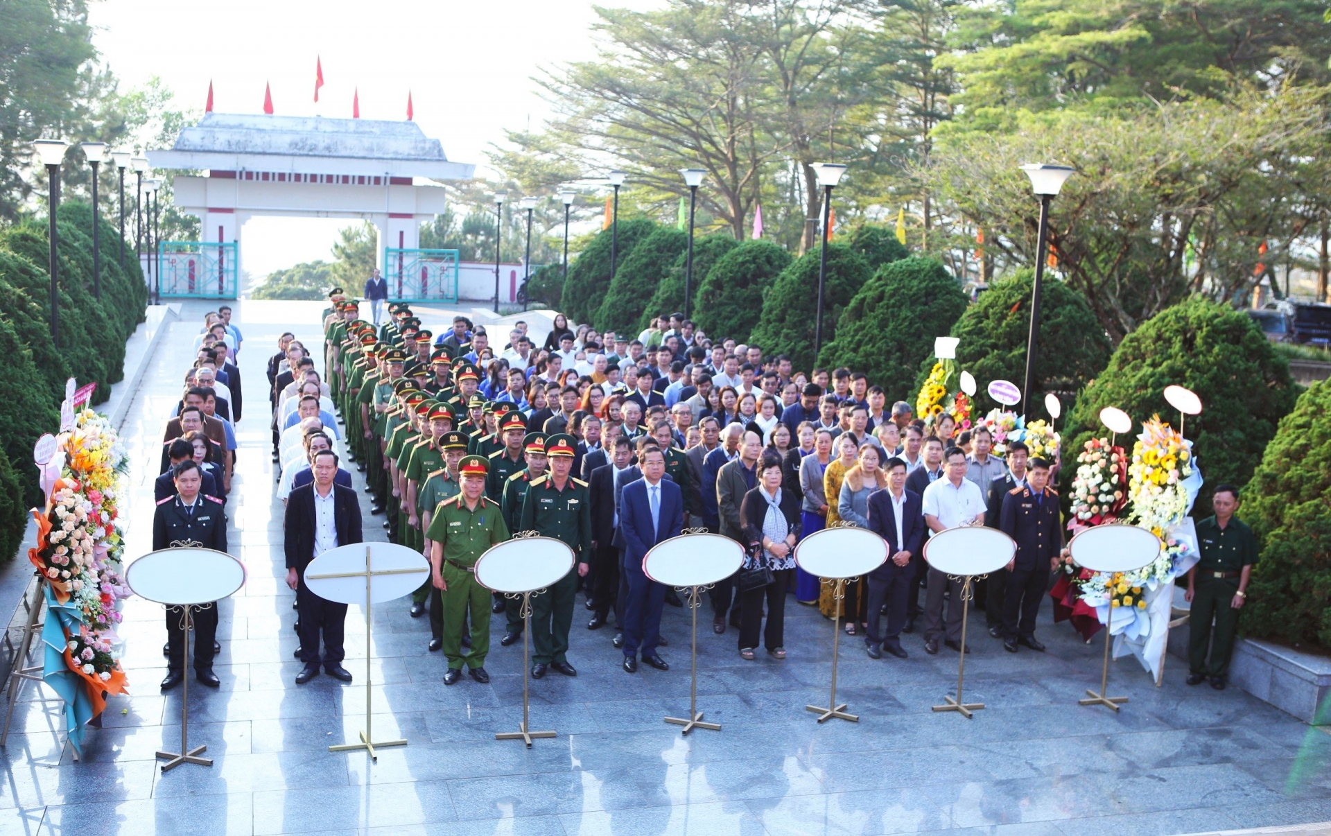Lãnh đạo TP Bảo Lộc và các đại biểu viếng Nghĩa trang Liệt sĩ TP Bảo Lộc để tri ân, tưởng nhớ các anh hùng liệt sĩ