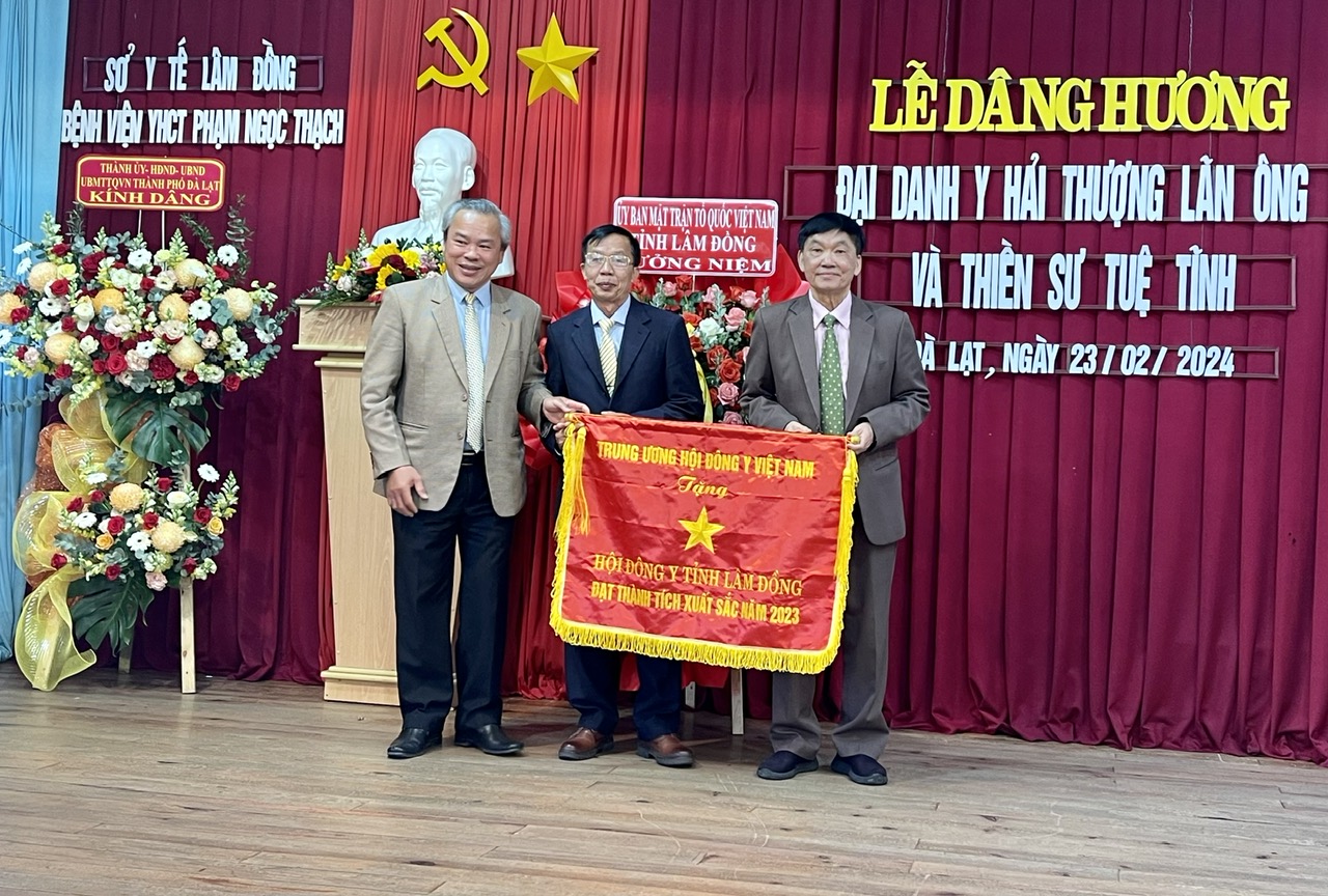 Ông Đường Anh Ngữ -Phó Chủ tịch Thường trực Ủy ban MTTQ VN tỉnh trao Cờ thi đua xuất sắc của Hội Đông y Việt Nam cho Hội Đông y tỉnh Lâm Đồng