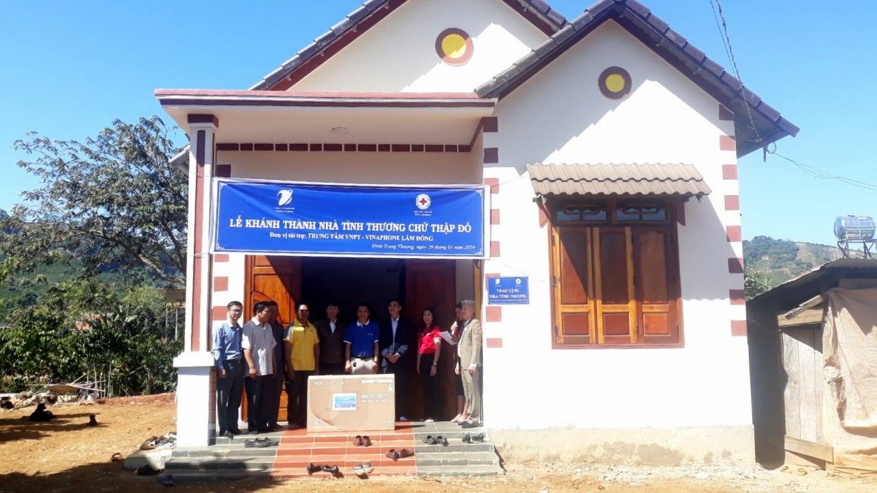 Hội Chữ thập đỏ tỉnh cùng nhà tài trợ tổ chức khánh thành trao nhà nhân ái cho gia đình ông KTin (thôn 4, xã Đinh Trang Thượng, huyện Di Linh)