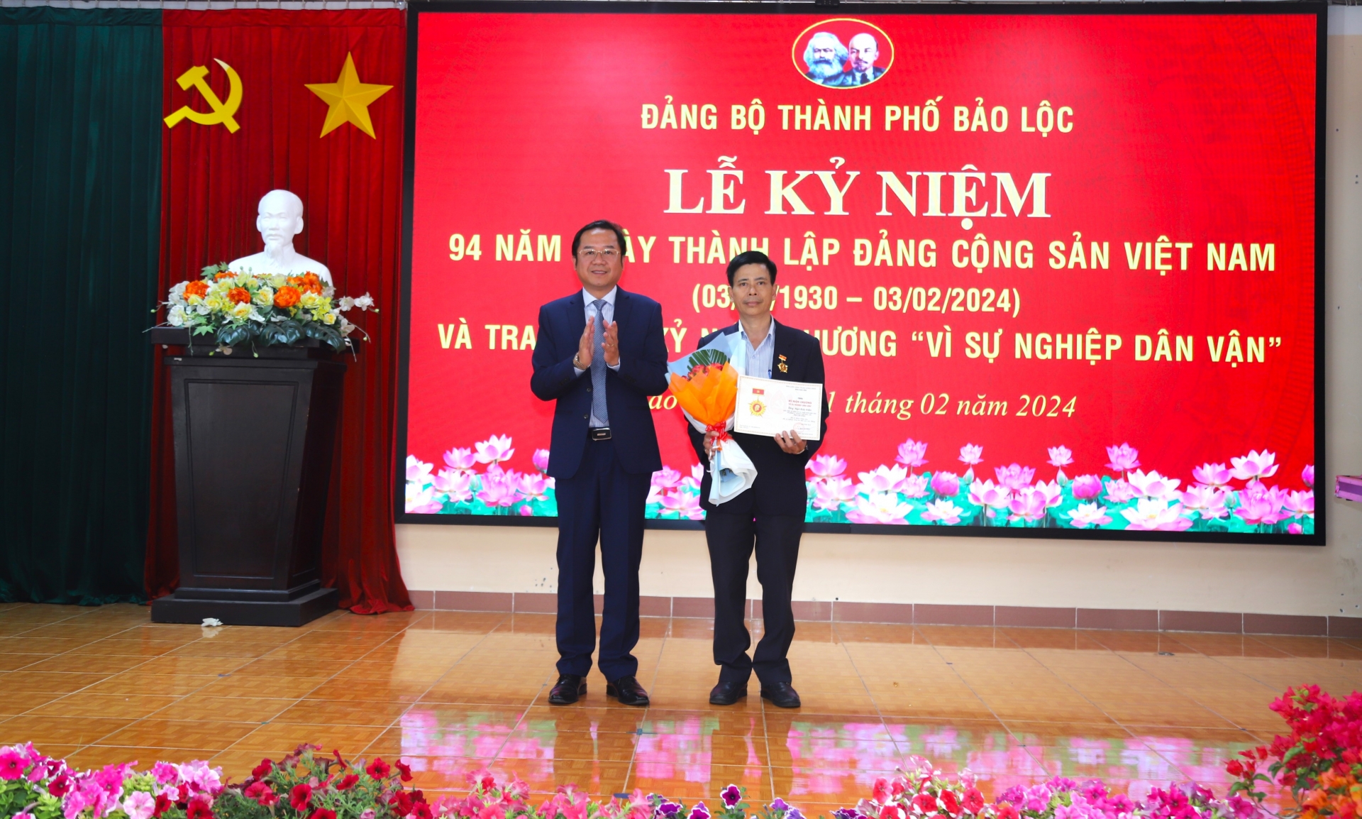 Bí thư Thành ủy Bảo Lộc Tôn Thiện Đồng trao Kỷ niệm chương Vì sự nghiệp Dân vận cho ông Ngô Đức Hiền - Chủ tịch Ủy ban MTTQ Việt Nam Phường 2
