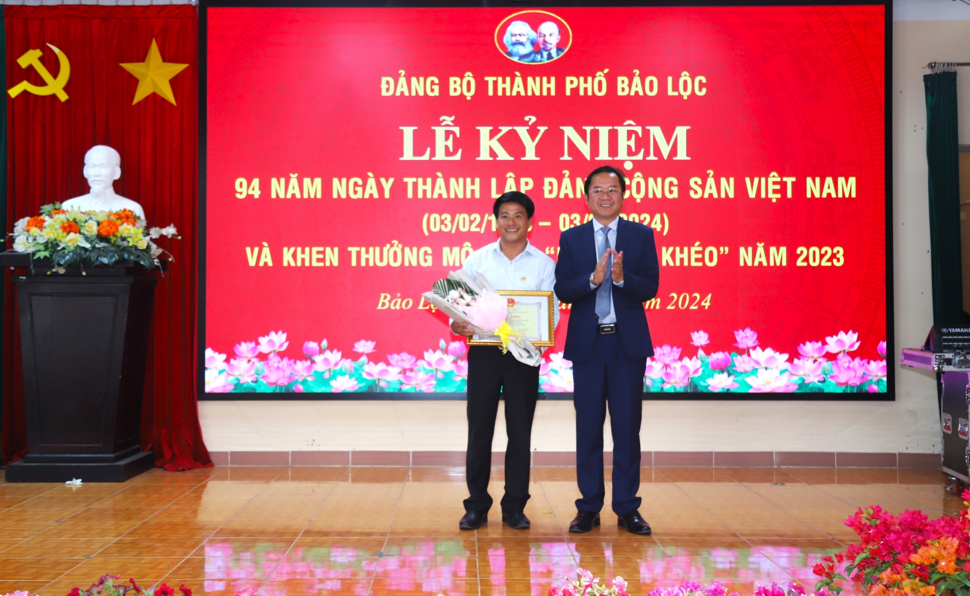 Bí thư Thành ủy Bảo Lộc Tôn Thiện Đồng trao bằng khen của Chủ tịch UBND tỉnh cho Hội Chữ thập đỏ TP Bảo Lộc