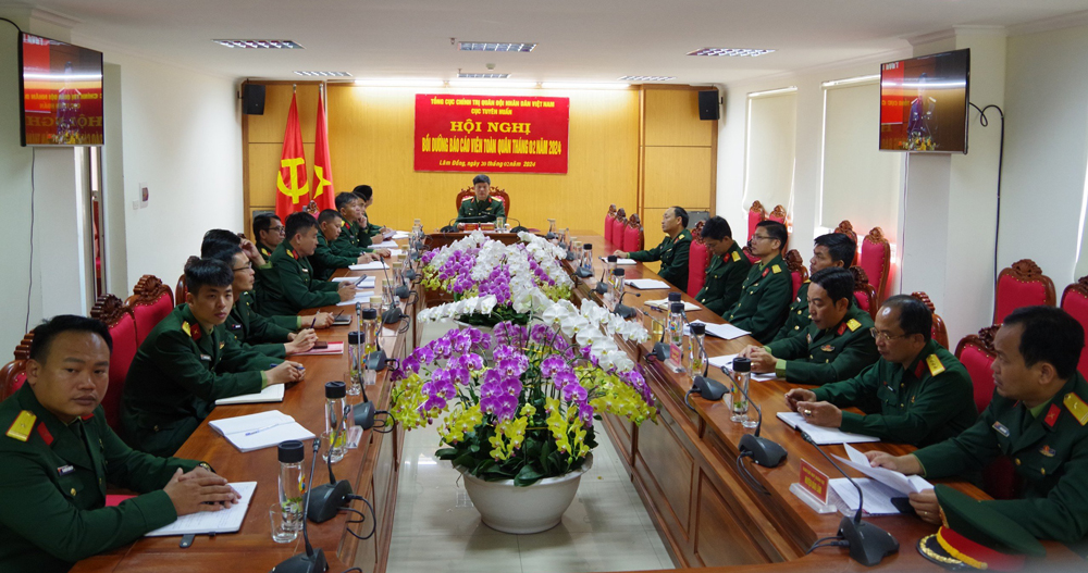 Tại điểm cầu Bộ CHQS tỉnh Lâm Đồng, Thượng tá Tống Xuân Thu – Phó Chủ nhiệm Chính trị Bộ CHQS tỉnh chủ trì hội nghị