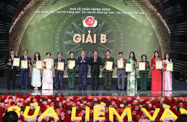 Phó Chủ tịch Thường trực Quốc hội Trần Thanh Mẫn và Trưởng Ban Nội chính Trung ương Phan Đình Trạc trao giải B cho các tác giả, nhóm tác giả có tác phẩm đoạt giải