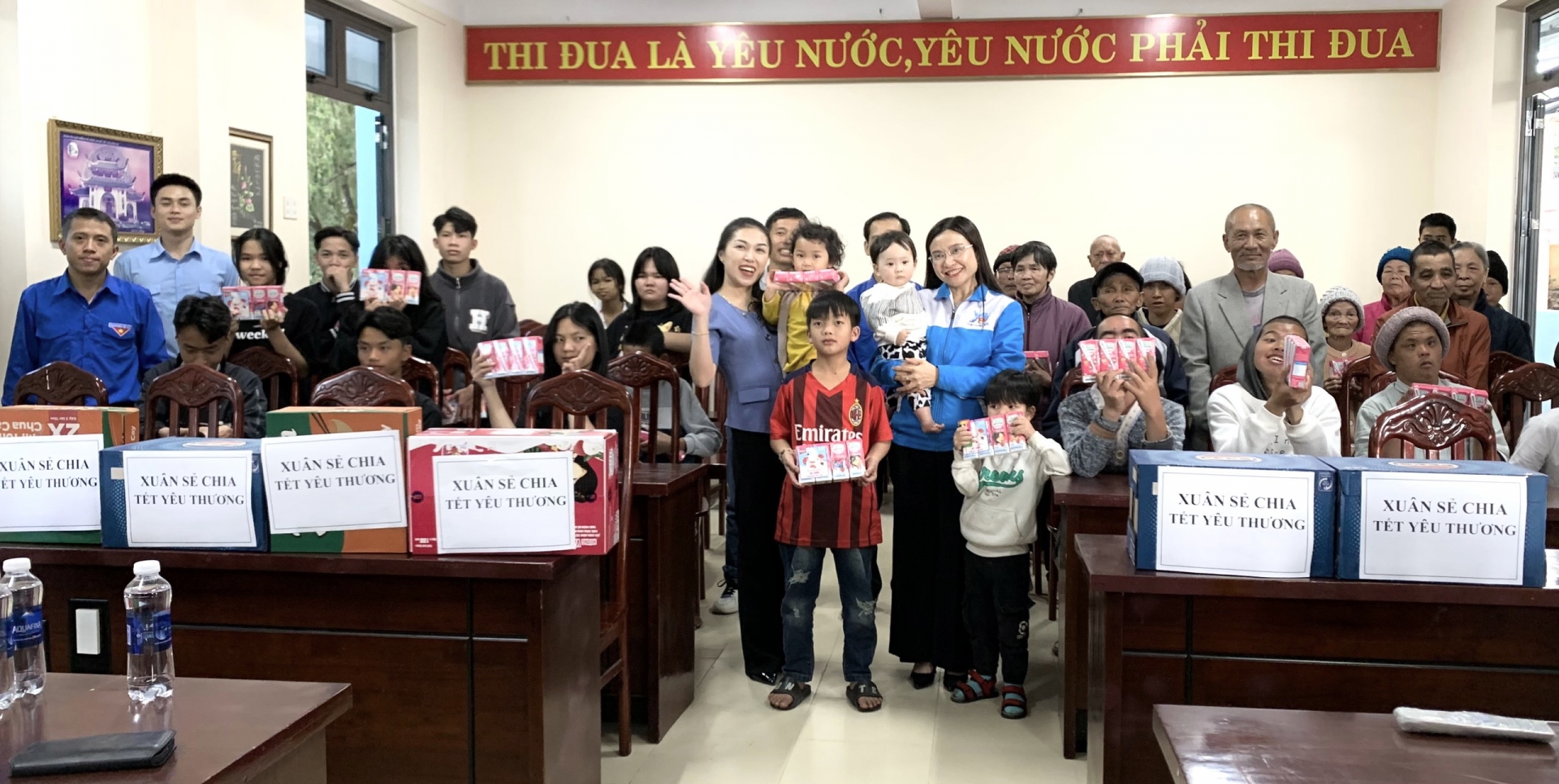 Đoàn công tác của Hội đồng Đội Trung ương trao tặng những phần quà Tết cho Trung tám Bảo trợ Xã hội tỉnh Lâm Đồng