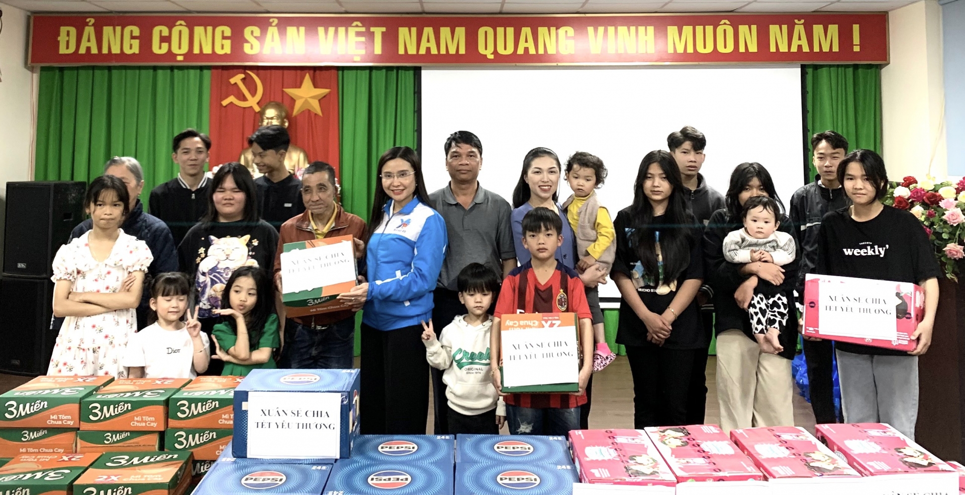 Đoàn công tác của Hội đồng Đội Trung ương gởi tặng những phần quà Tết cho Trung tâm Bảo trợ Xã hội tỉnh Lâm Đồng