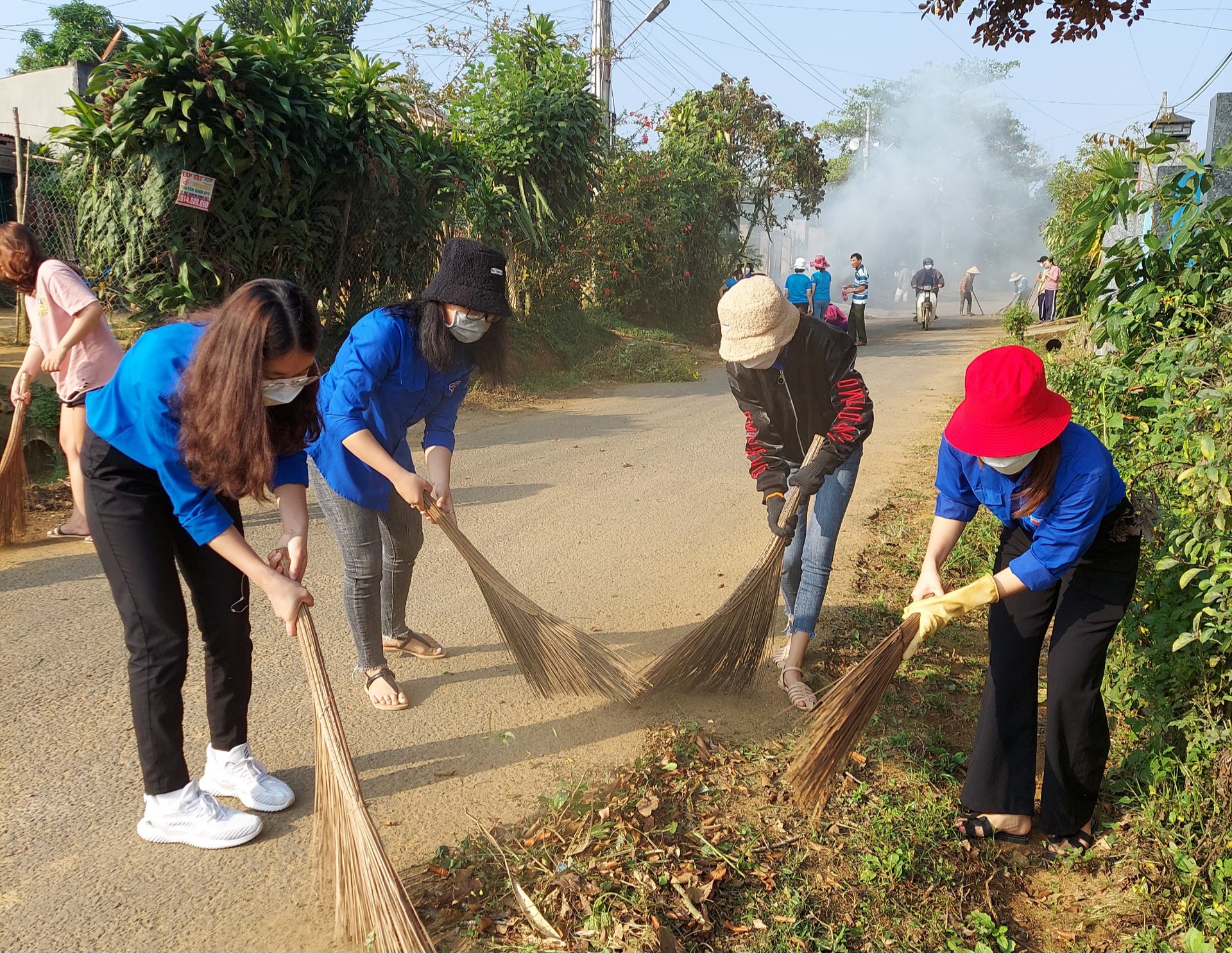 Đoàn viên, thanh niên và người dân Bảo Lộc tham gia tổng vệ sinh môi trường
