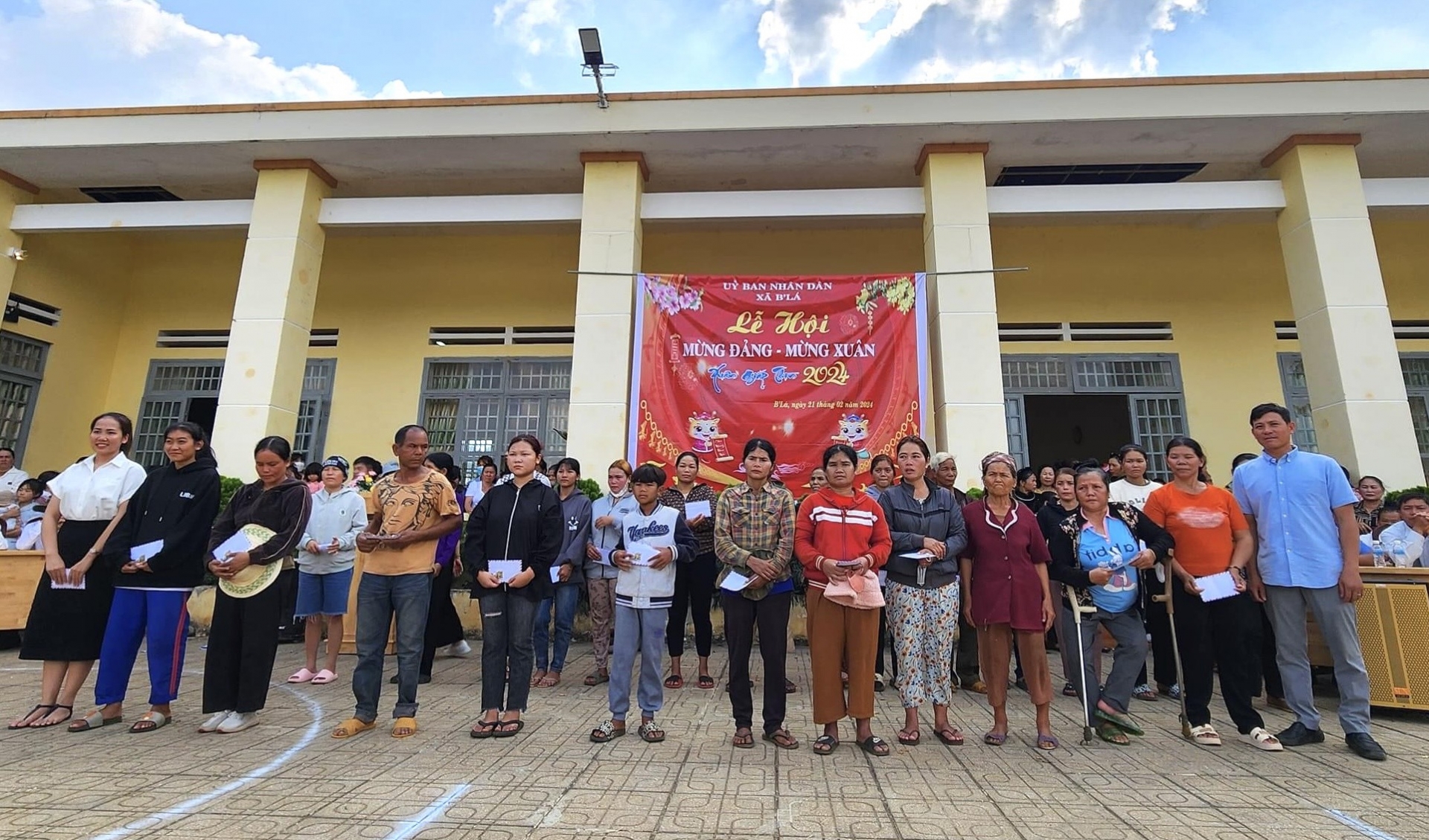 Trao tặng quà cho các hộ khó khăn