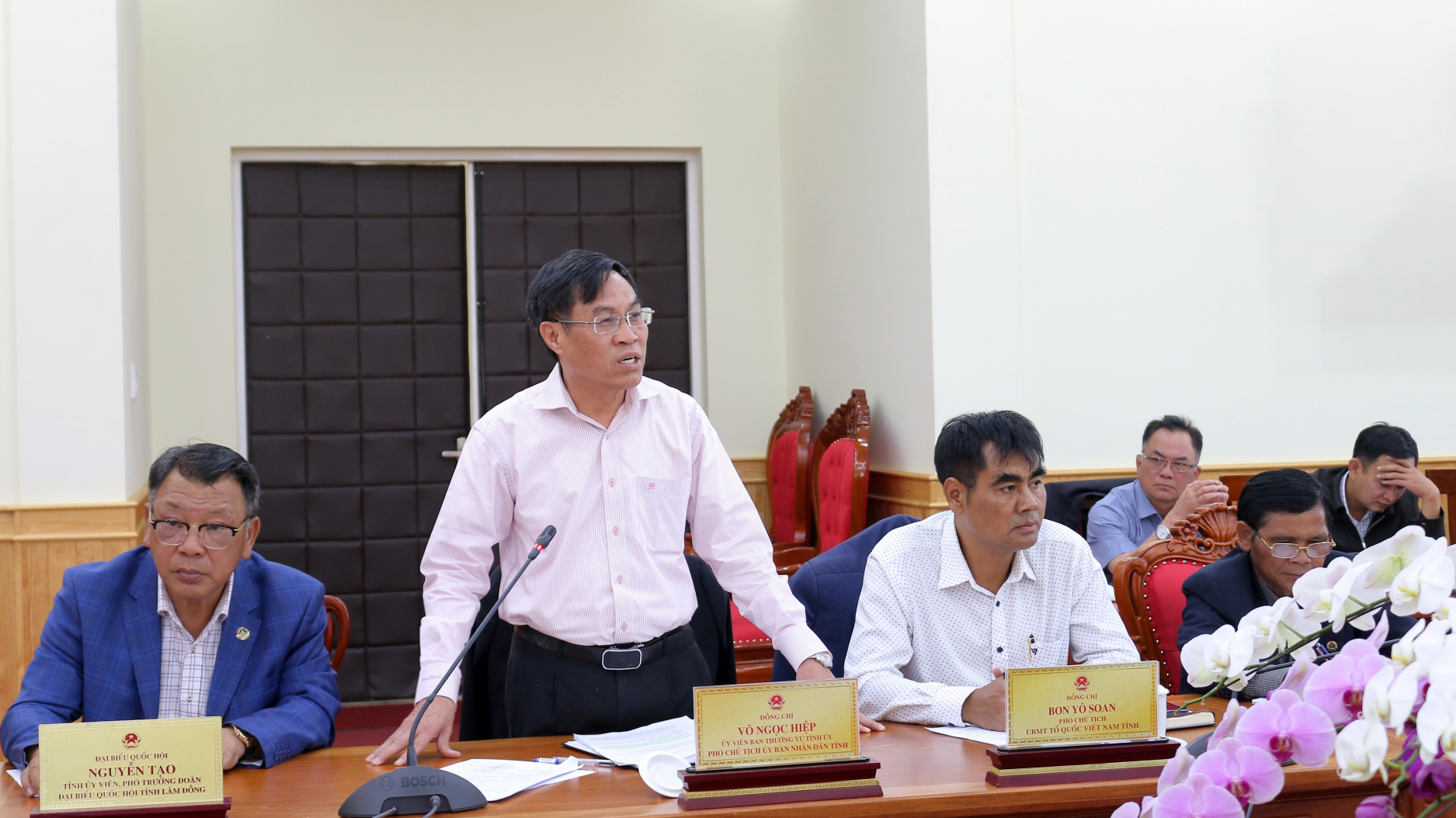 Phó Chủ tịch UBND tỉnh Võ Ngọc Hiệp cho ý kiến tại phiên họp