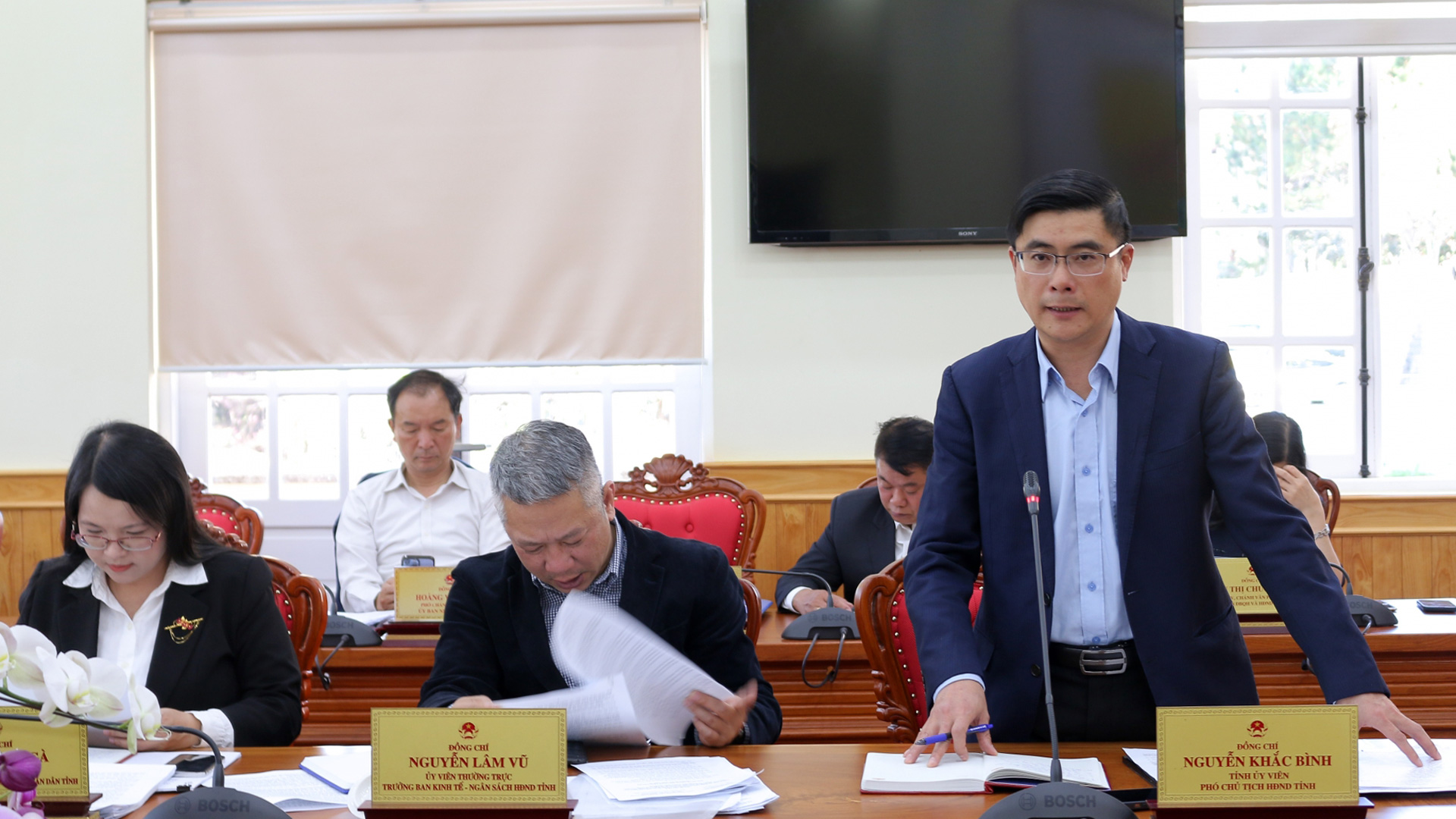 Phó Chủ tịch HĐND tỉnh Nguyễn Khắc Bình cho ý kiến tại phiên họp