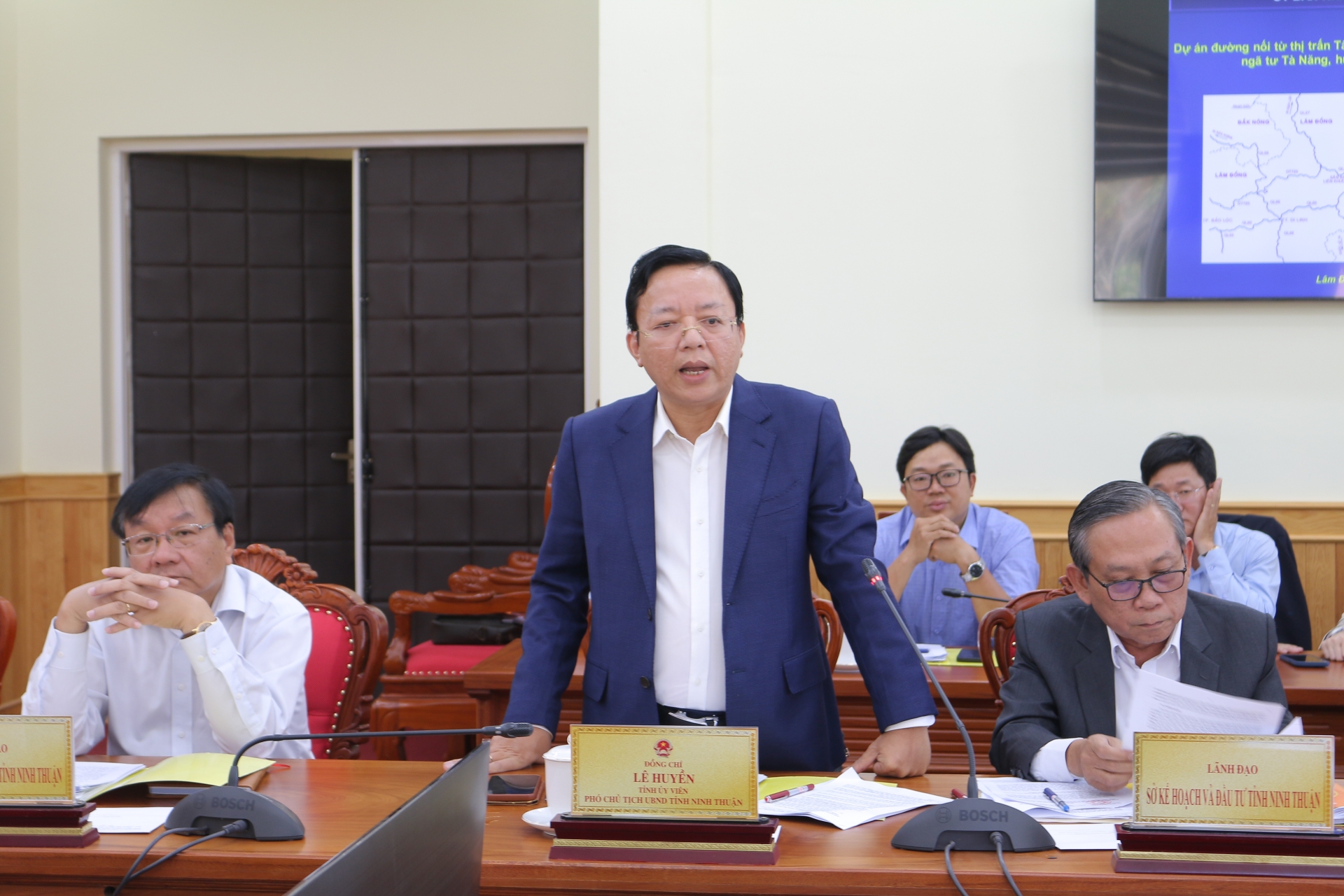 Phó Chủ tịch UBND tỉnh Ninh Thuận Lê Huyền trao đổi tại buổi làm việc